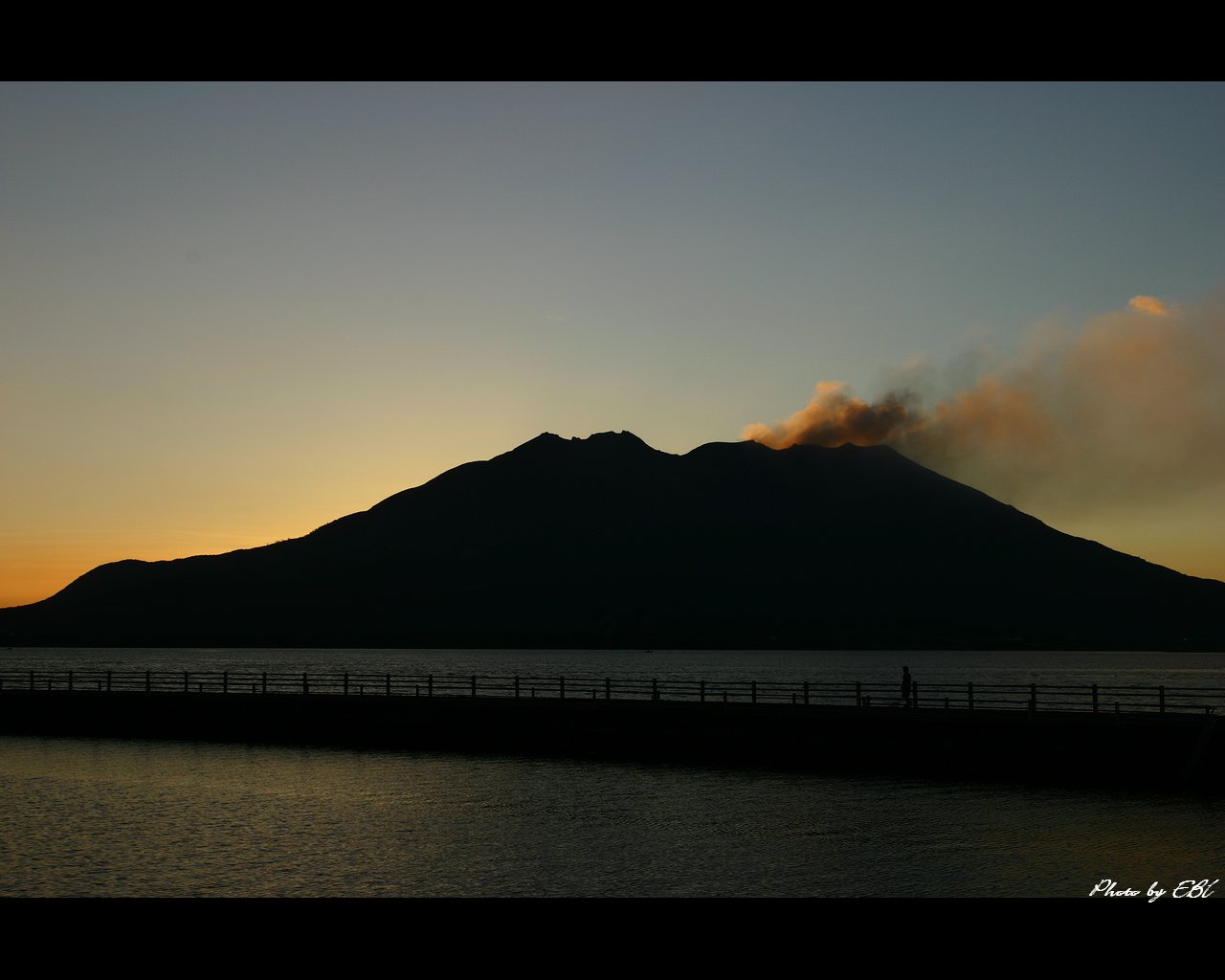 鹿児島市与次郎ヶ浜から見た夜明けの桜島をモチーフしました 「高画質＋高解像度(1280×1024)」デスクトップ無料壁紙」